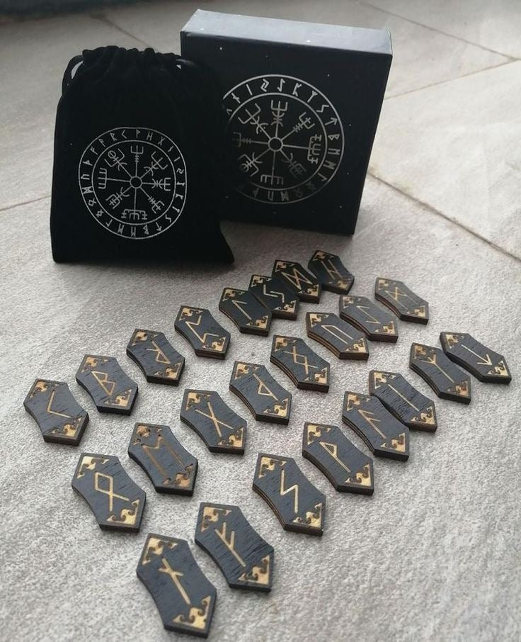 Runas Talladas en Madera